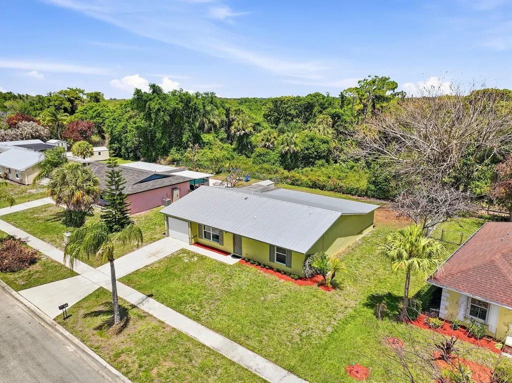 445 NE Armory Circle Port St Lucie FL 34983