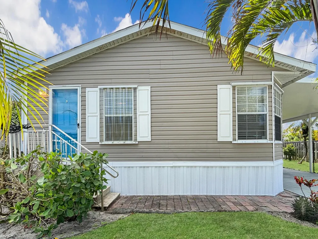 7568 SE Swan Avenue Hobe Sound FL 33455