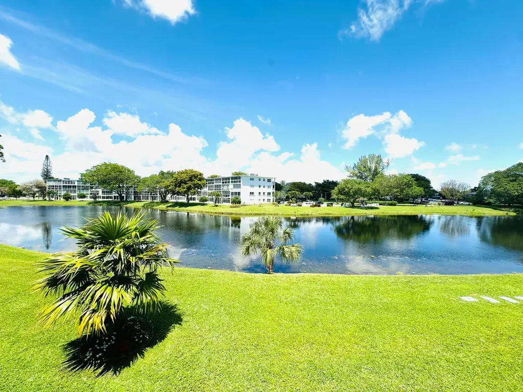 2132 Cambridge F Deerfield Beach FL 33442