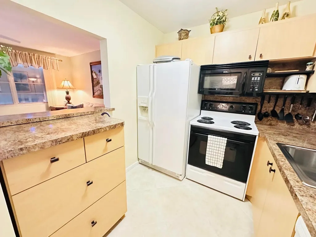 2132 Cambridge F Deerfield Beach FL 33442