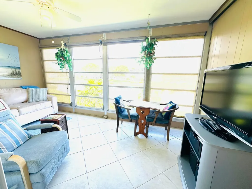 2132 Cambridge F Deerfield Beach FL 33442