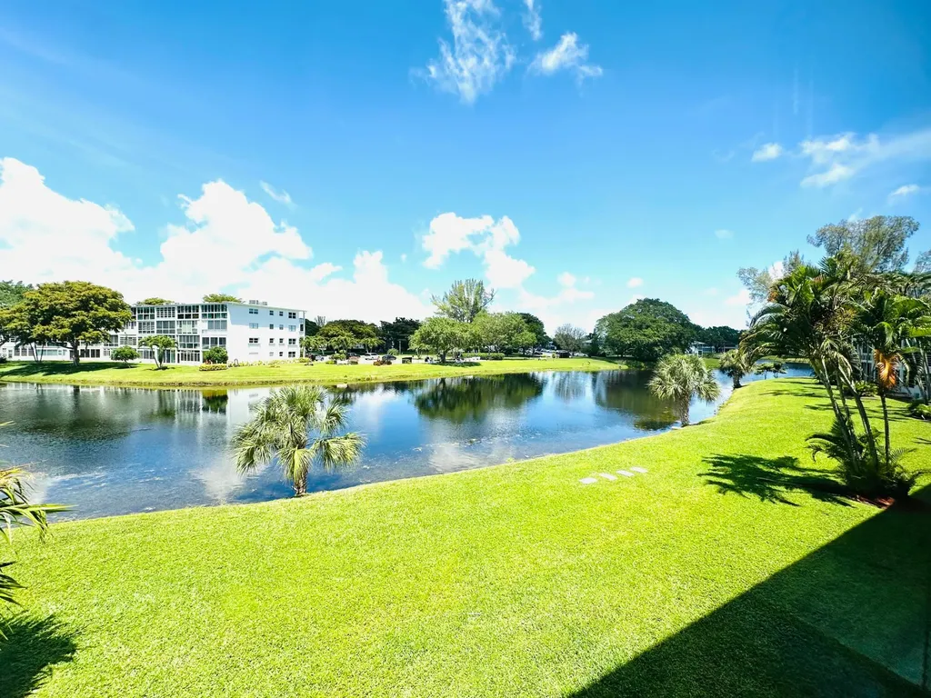 2132 Cambridge F Deerfield Beach FL 33442