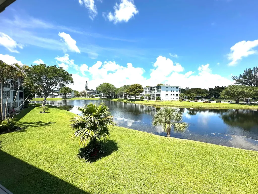 2132 Cambridge F Deerfield Beach FL 33442