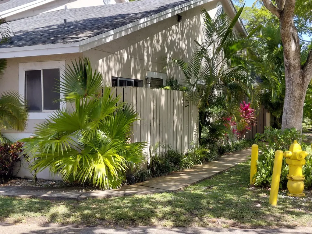 1947 E Discovery Circle E Deerfield Beach FL 33442