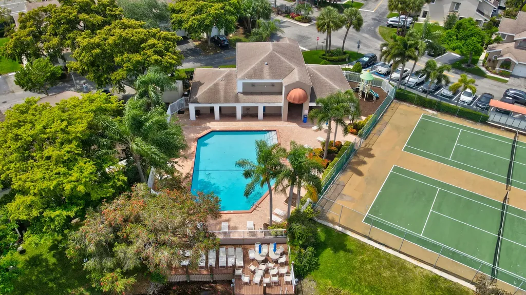 1947 E Discovery Circle E Deerfield Beach FL 33442