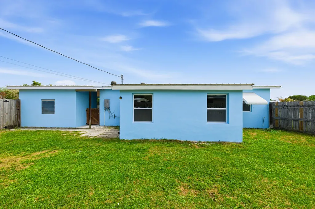 102 SE El Sito Court Port St Lucie FL 34983