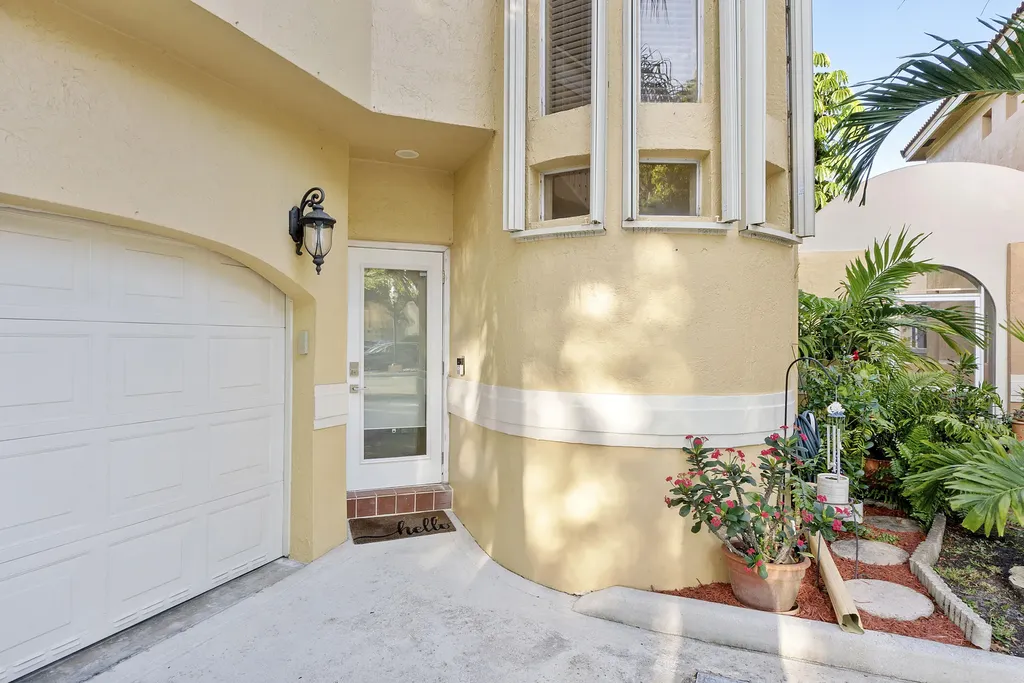 11377 Lakeview Drive Coral Springs FL 33071