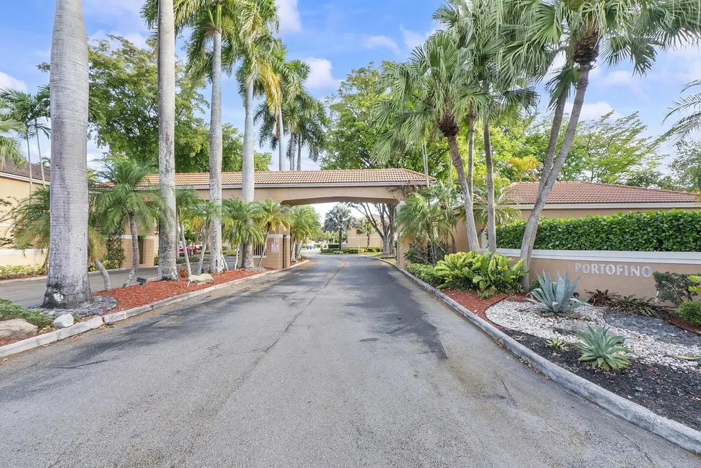 11377 Lakeview Drive Coral Springs FL 33071