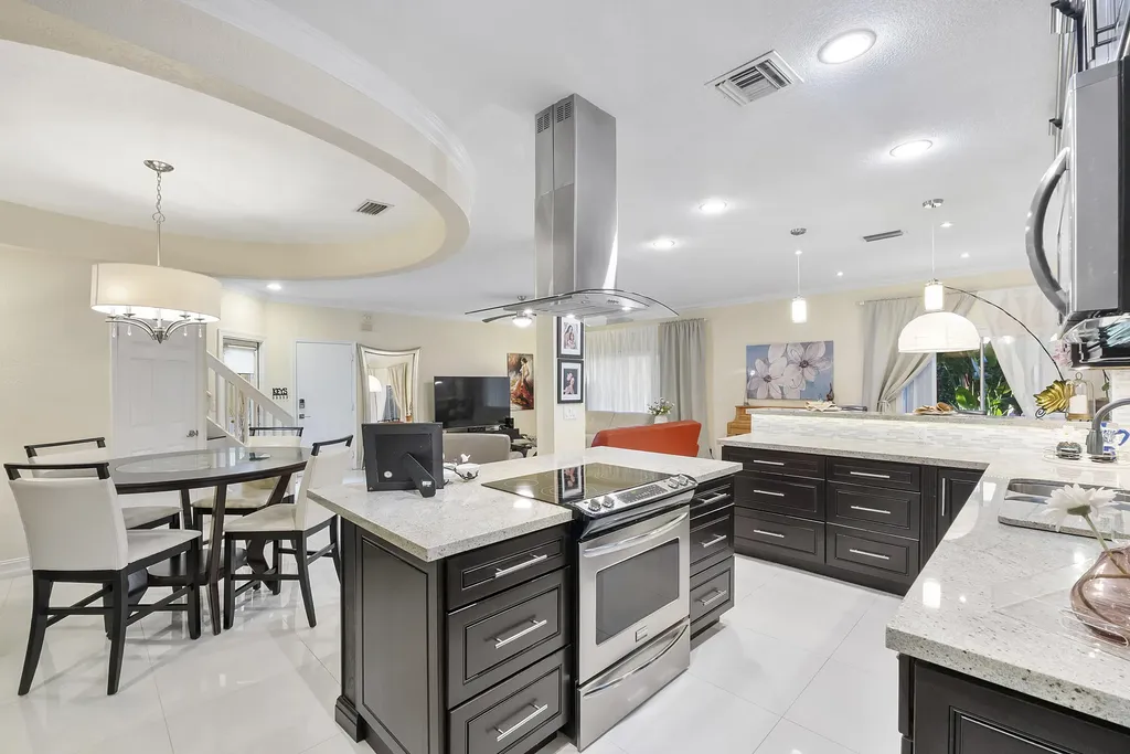11377 Lakeview Drive Coral Springs FL 33071