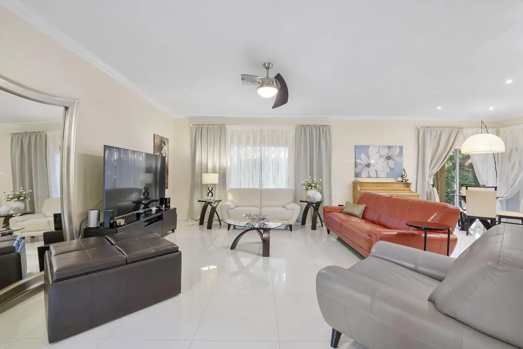 11377 Lakeview Drive Coral Springs FL 33071