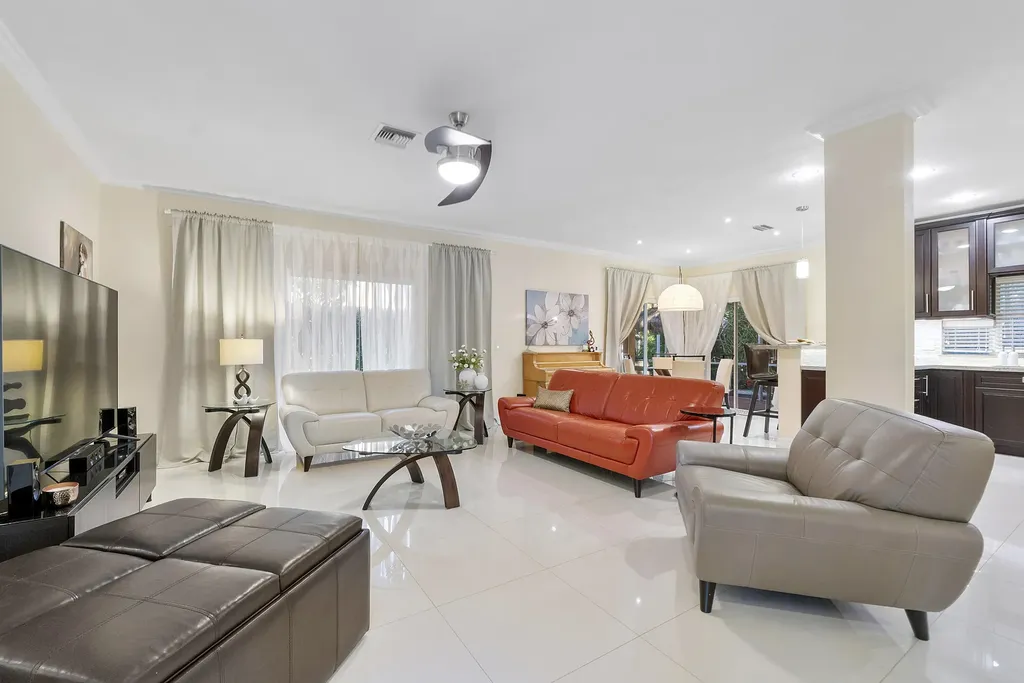 11377 Lakeview Drive Coral Springs FL 33071