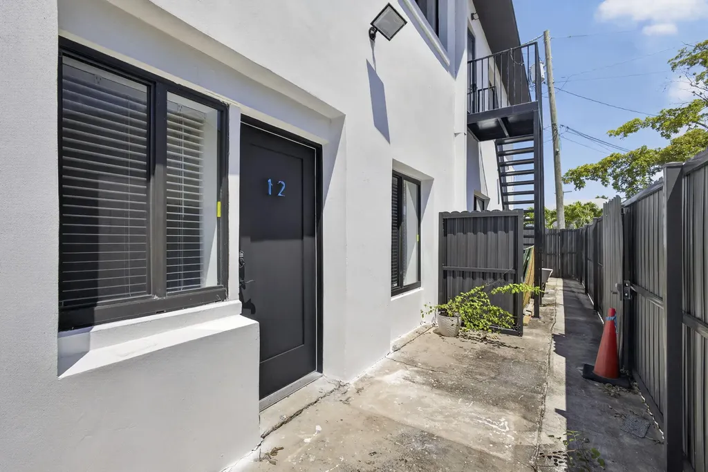 2032 N Dixie Highway West Palm Beach FL 33407