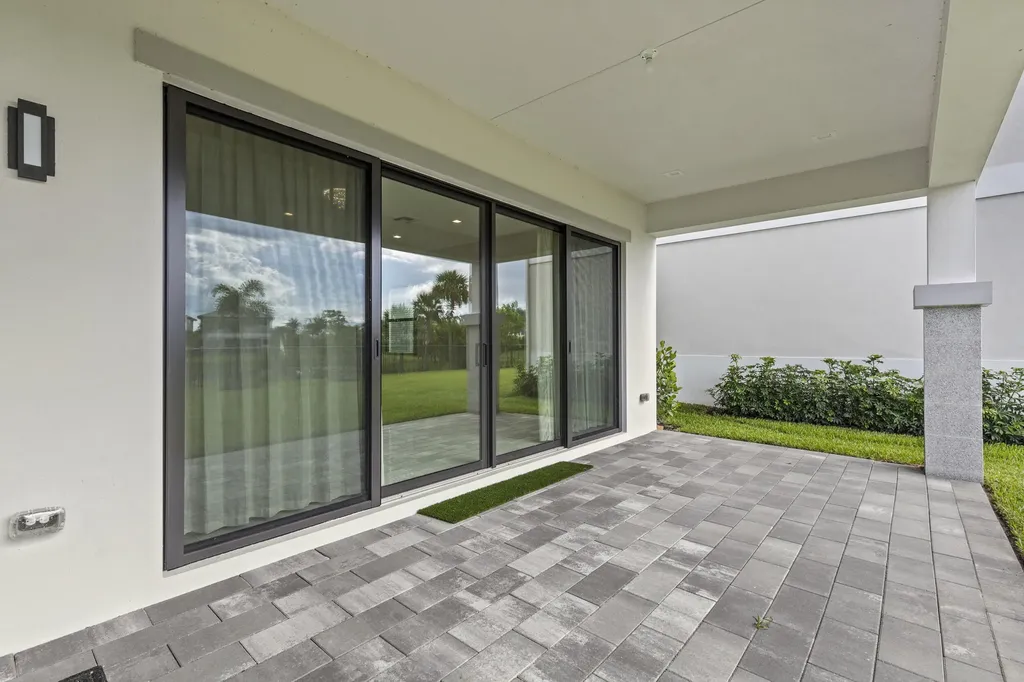 10033 Stockrun Drive Palm Beach Gardens FL 33412
