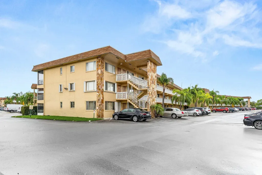 600 Village Green Court Palm Springs FL 33461