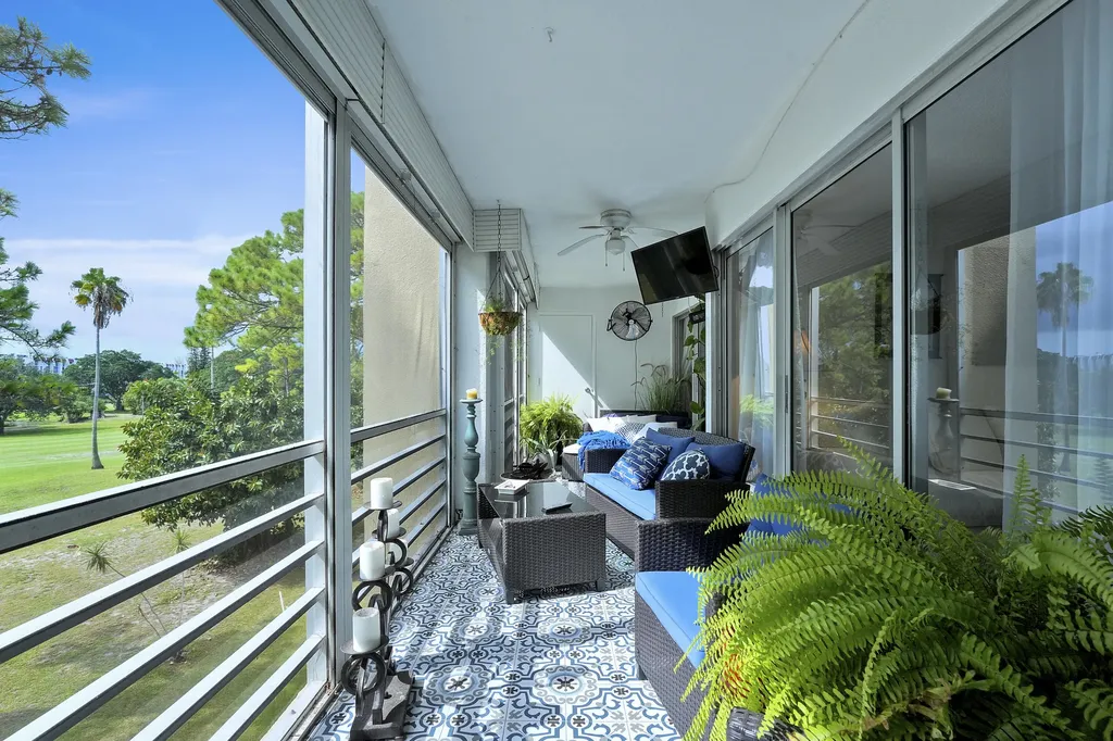 3755 Via Lake Worth FL 33467