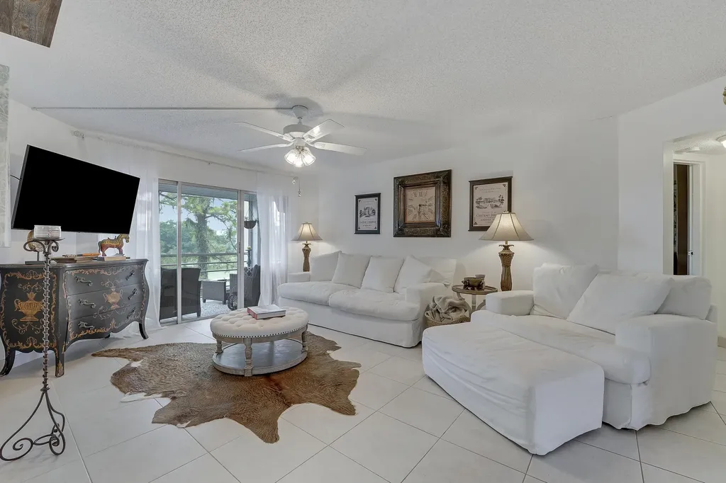3755 Via Lake Worth FL 33467