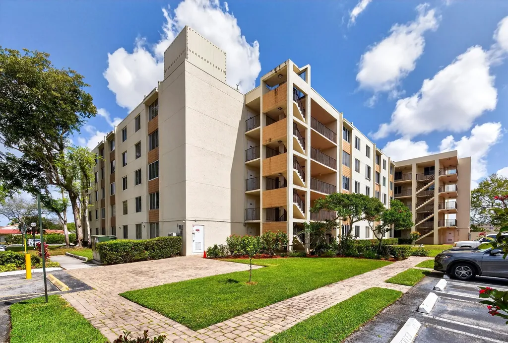 3223 Riverside Drive Coral Springs FL 33065