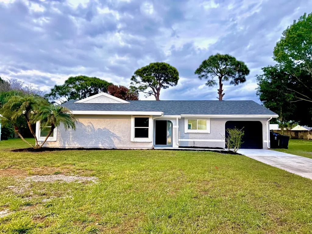 1343 SE Vestridge Lane Port St Lucie FL 34952