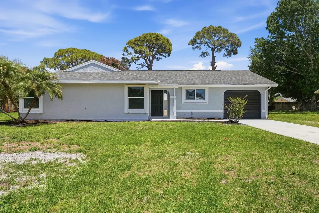 1343 SE Vestridge Lane Port St Lucie FL 34952