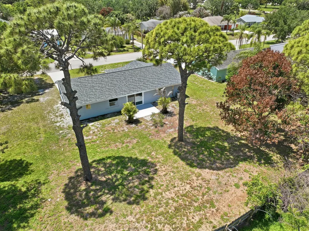 1343 SE Vestridge Lane Port St Lucie FL 34952