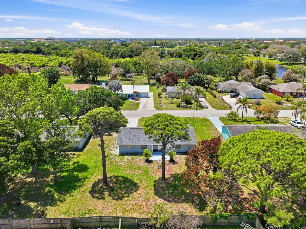 1343 SE Vestridge Lane Port St Lucie FL 34952