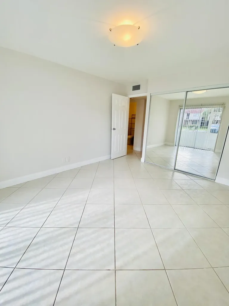 581 Saxony M Delray Beach FL 33446