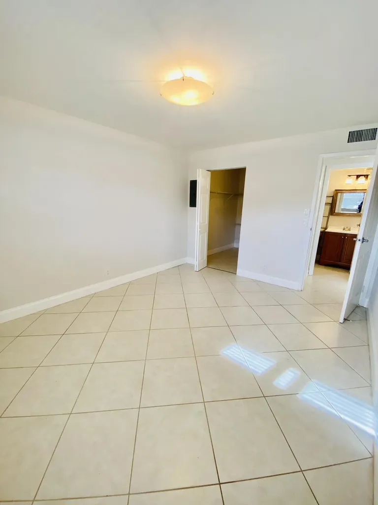 581 Saxony M Delray Beach FL 33446