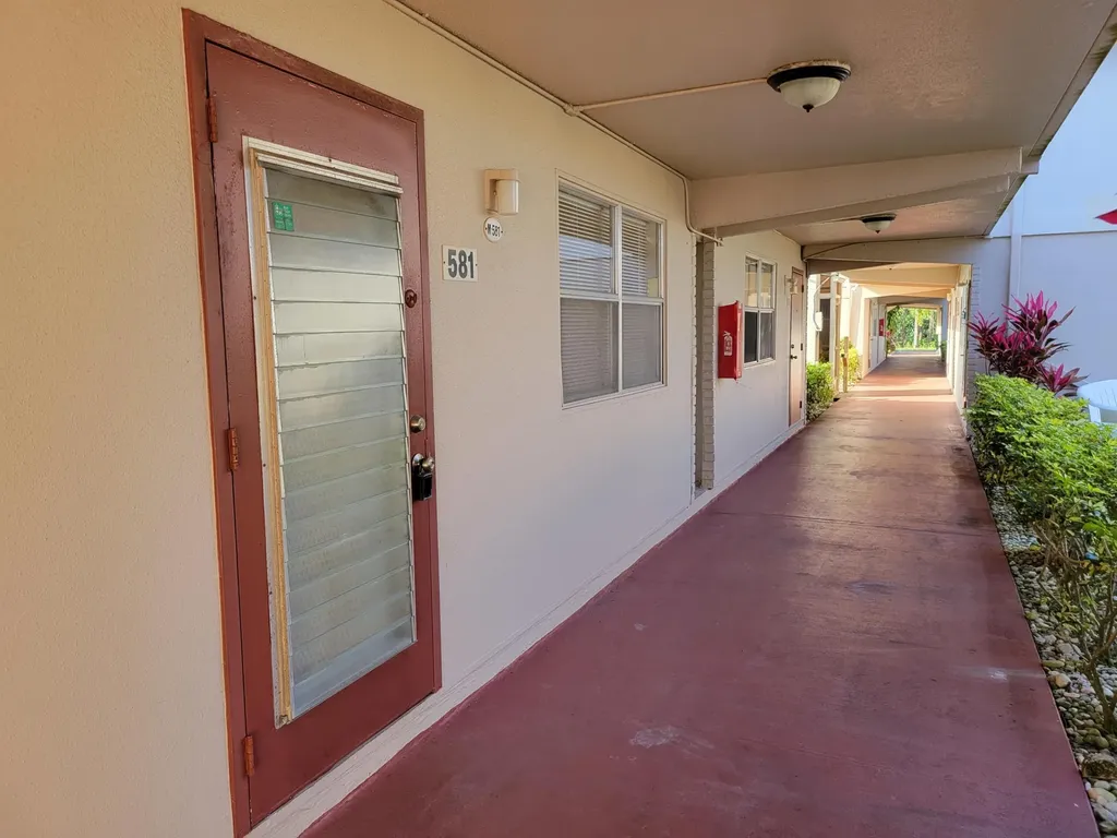 581 Saxony M Delray Beach FL 33446