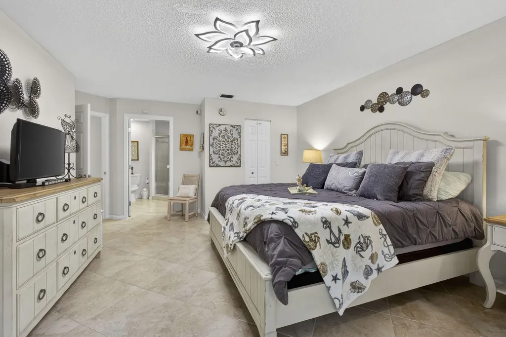 23 Lexington Lane W Palm Beach Gardens FL 33418