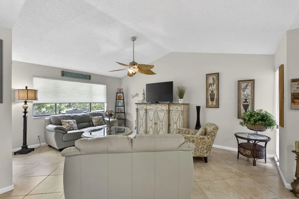 23 Lexington Lane W Palm Beach Gardens FL 33418