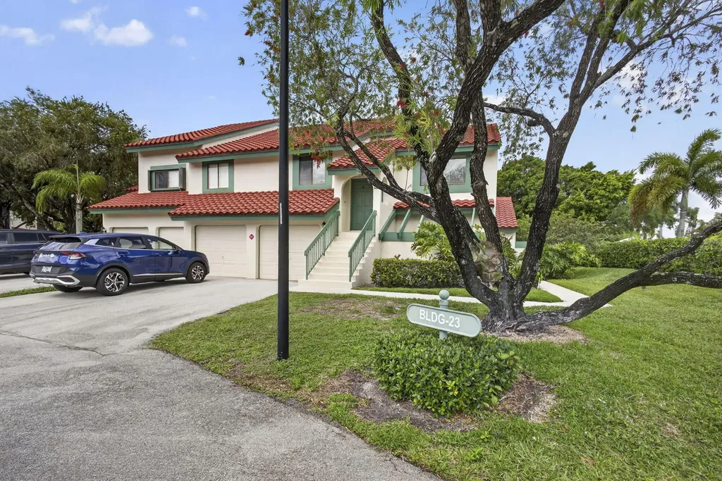 23 Lexington Lane W Palm Beach Gardens FL 33418