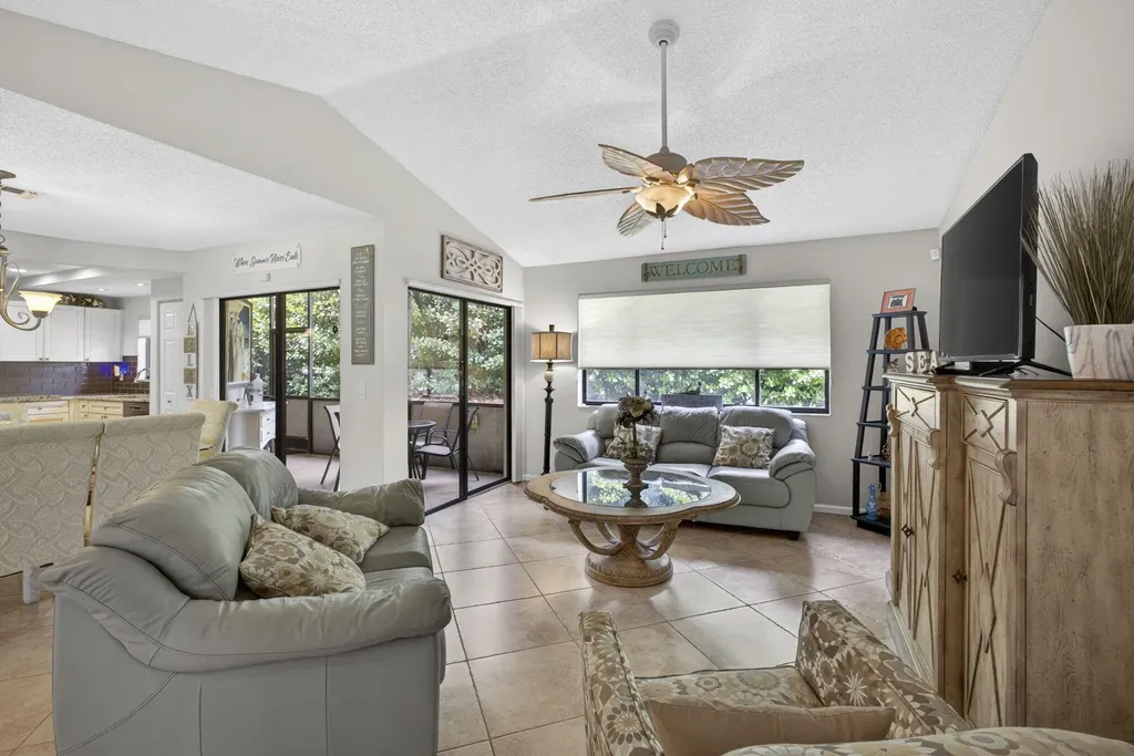 23 Lexington Lane W Palm Beach Gardens FL 33418