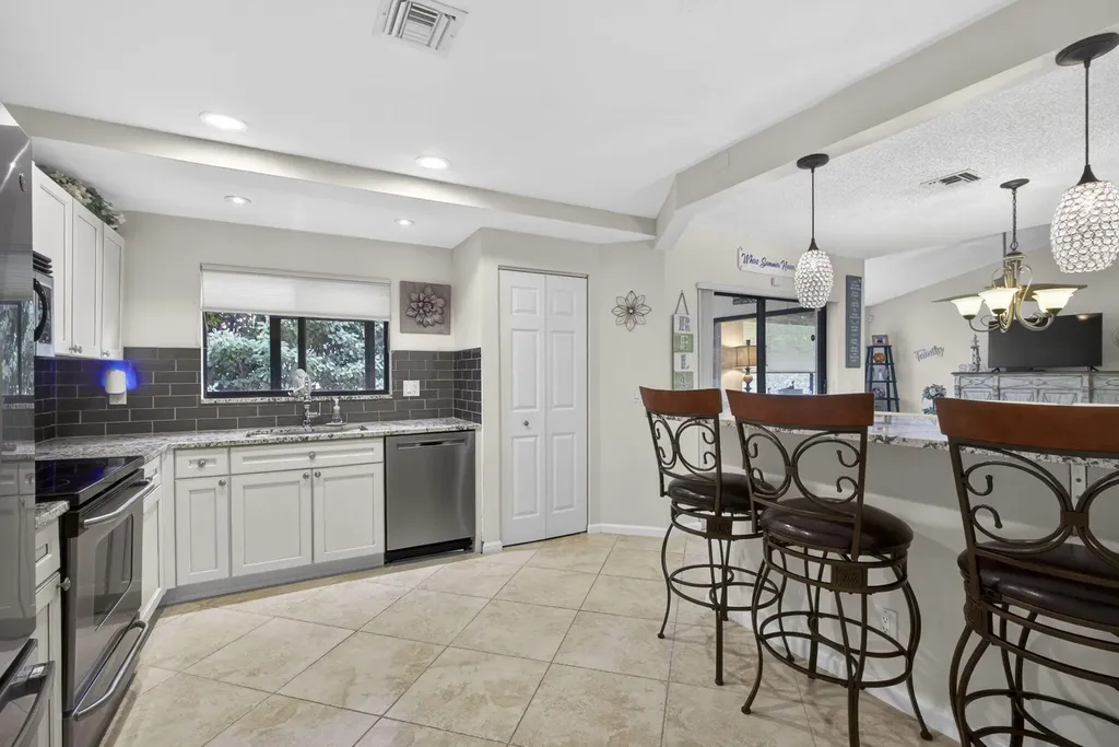 23 Lexington Lane W Palm Beach Gardens FL 33418