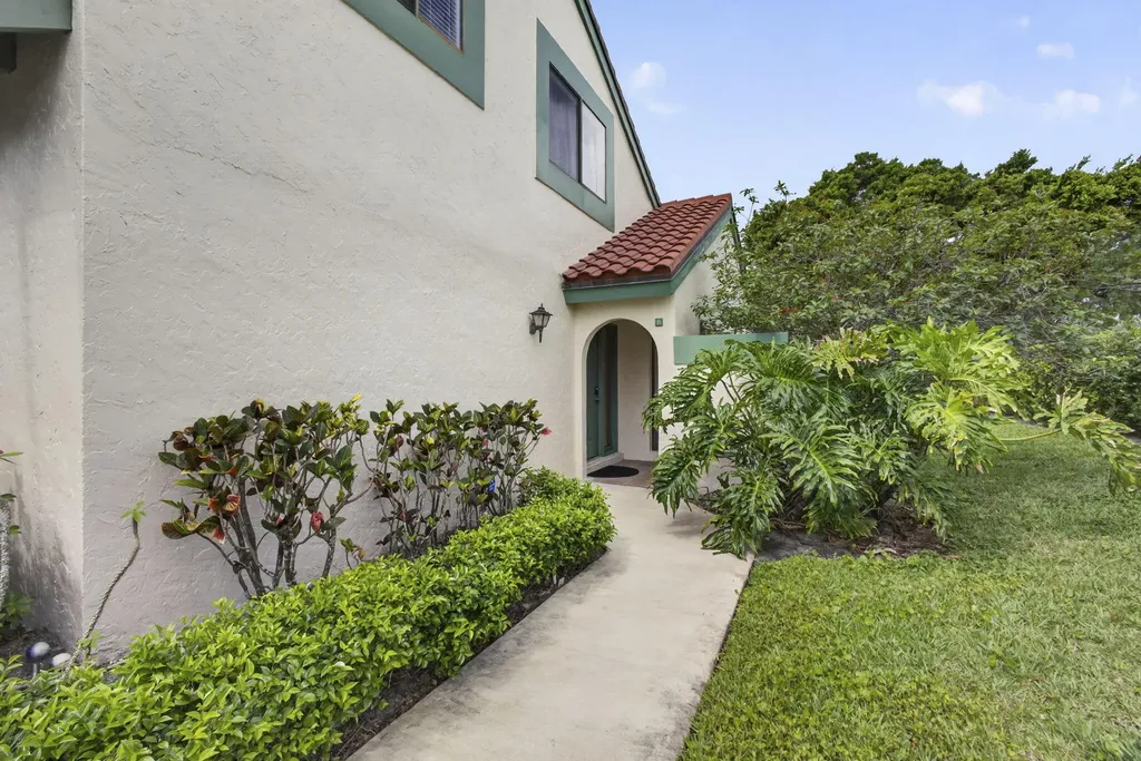 23 Lexington Lane W Palm Beach Gardens FL 33418