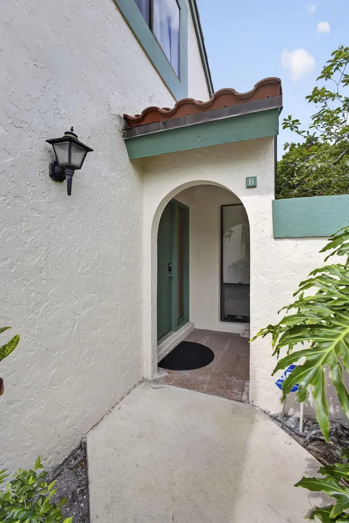 23 Lexington Lane W Palm Beach Gardens FL 33418