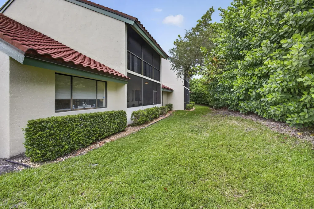 23 Lexington Lane W Palm Beach Gardens FL 33418