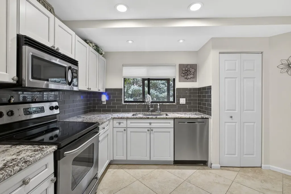 23 Lexington Lane W Palm Beach Gardens FL 33418