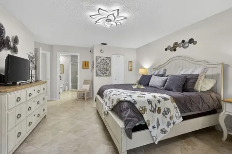23 Lexington Lane W Palm Beach Gardens FL 33418