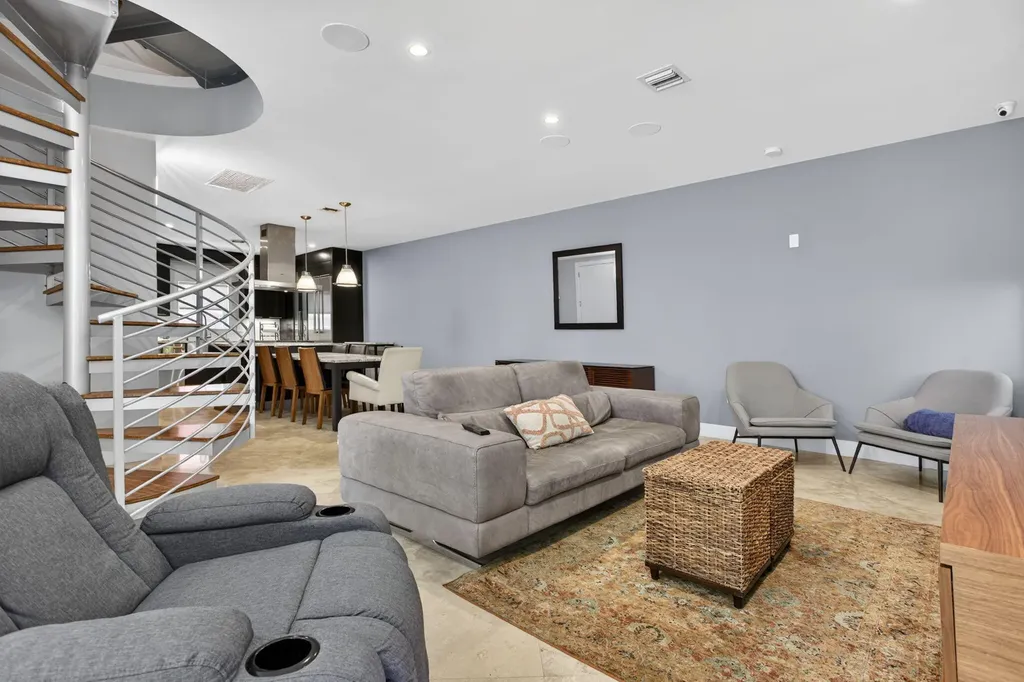 915 SE 2nd Court Fort Lauderdale FL 33301