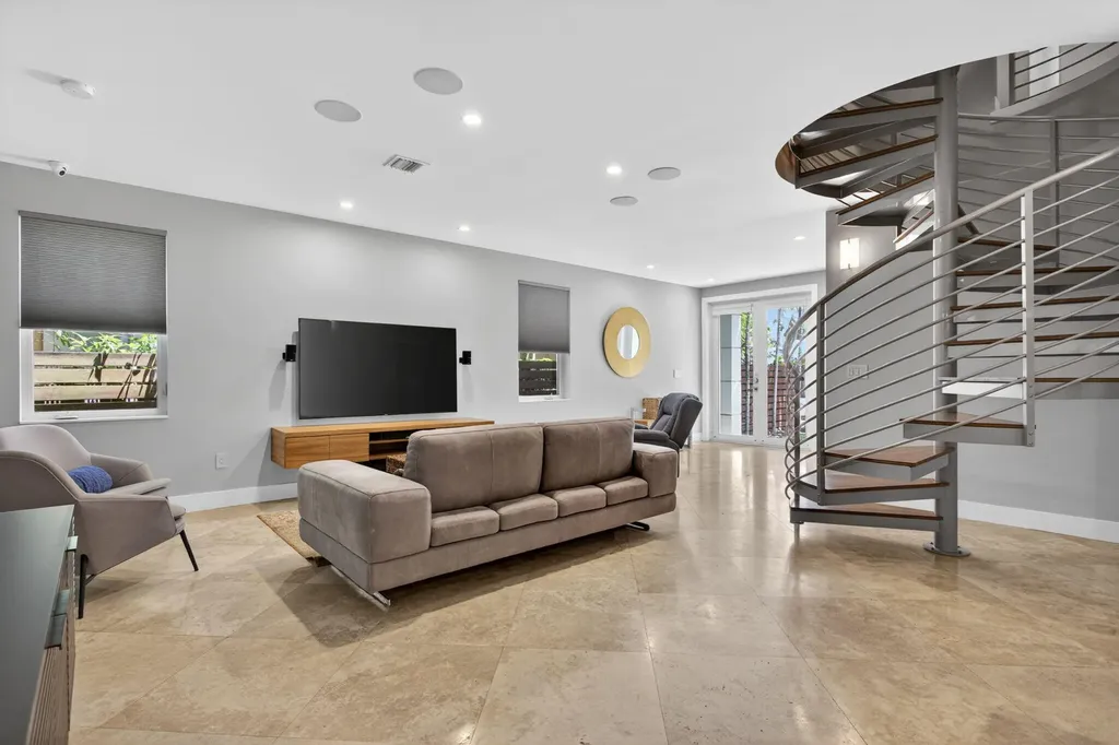 915 SE 2nd Court Fort Lauderdale FL 33301