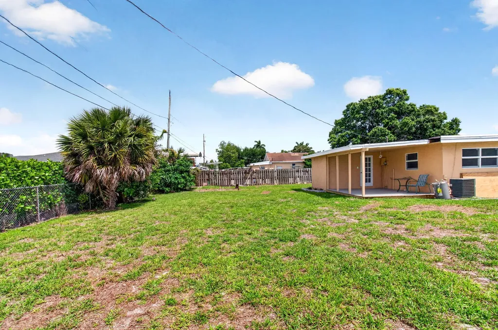 1537 E Breezy Lane West Palm Beach FL 33417