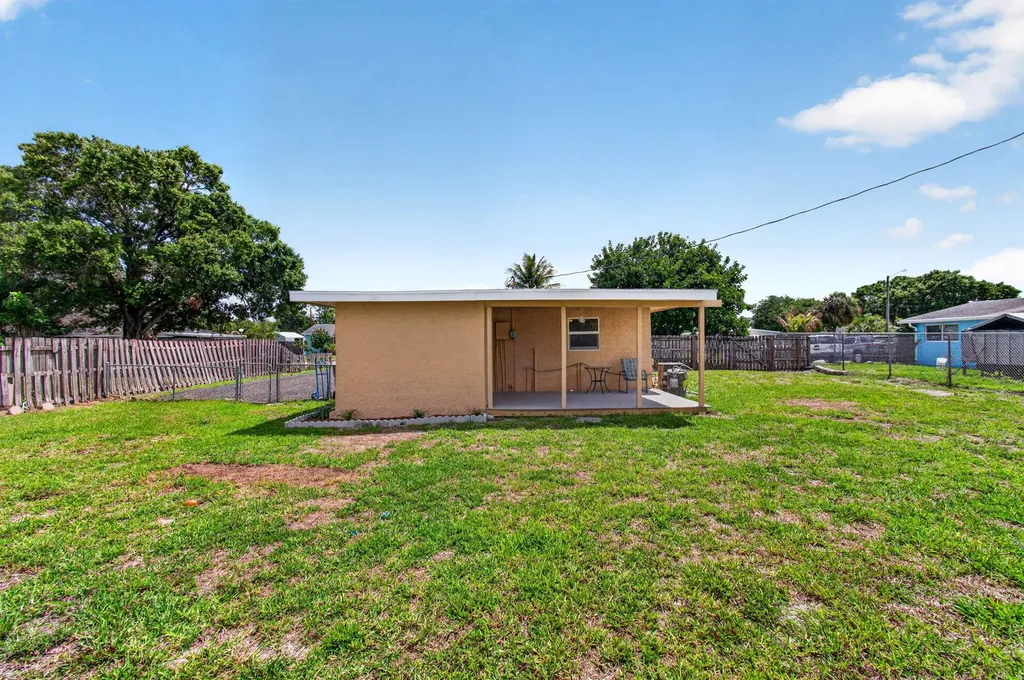 1537 E Breezy Lane West Palm Beach FL 33417