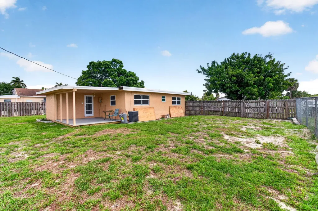 1537 E Breezy Lane West Palm Beach FL 33417