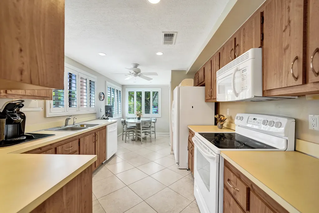 2160 SW 93 Way Davie FL 33324