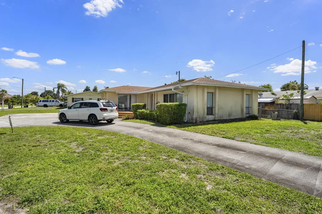 1675 E Breezy Lane West Palm Beach FL 33417
