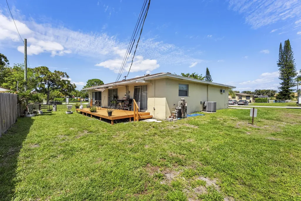 1675 E Breezy Lane West Palm Beach FL 33417