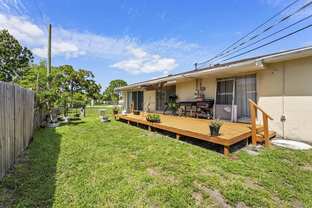 1675 E Breezy Lane West Palm Beach FL 33417