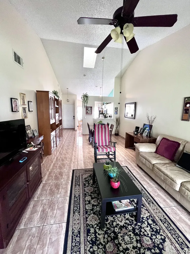 29 Lakepointe Circle Kissimmee FL 34743
