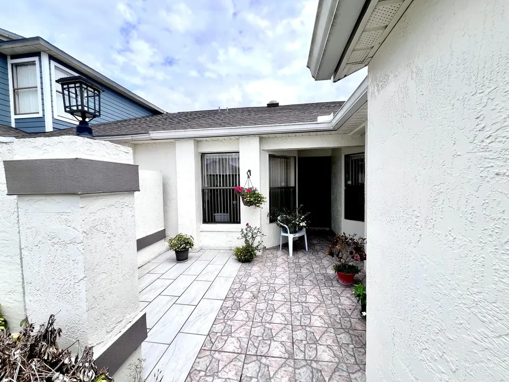 29 Lakepointe Circle Kissimmee FL 34743