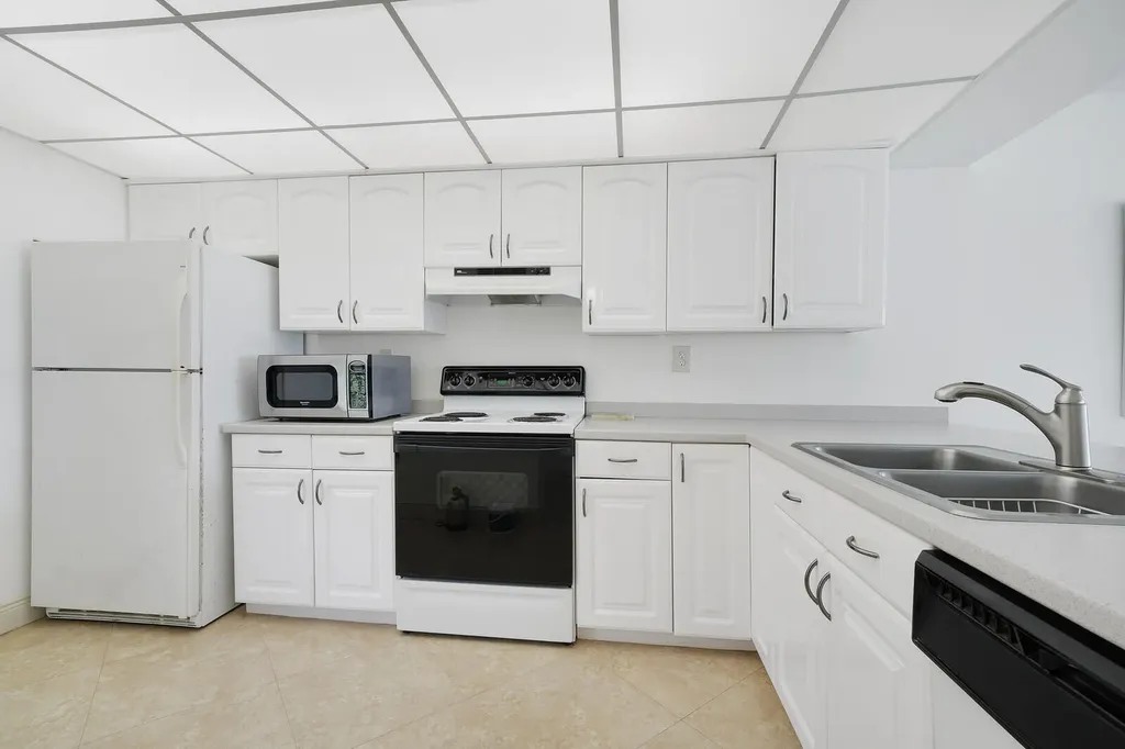 8 Royal Palm Way Boca Raton FL 33432